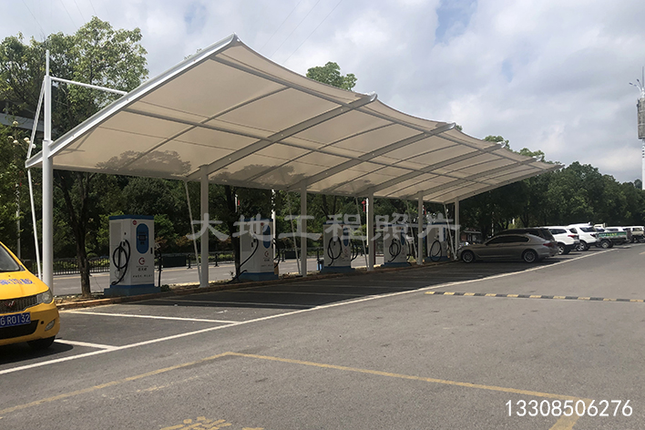 2023年8月5日，貴州關(guān)嶺商貿(mào)城汽車充電站車棚順利竣工