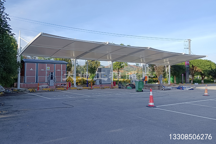2023年8月12日，云南文山服務(wù)區(qū)充電站車棚順利竣工