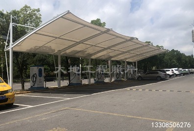 貴州關(guān)嶺商貿(mào)城汽車充電站車棚順利竣工